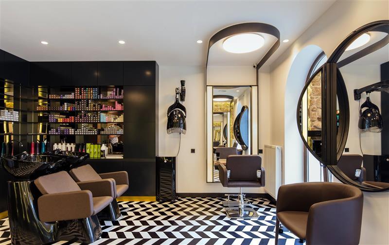 Aparatura si mobilier pentru saloane