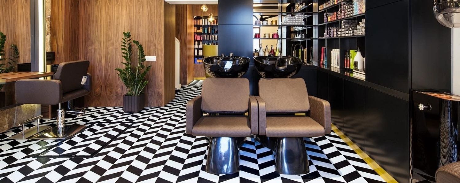 Scaune de Coafor si Barbering: Alegerea care influenteaza confortul, stilul si eficienta din salon