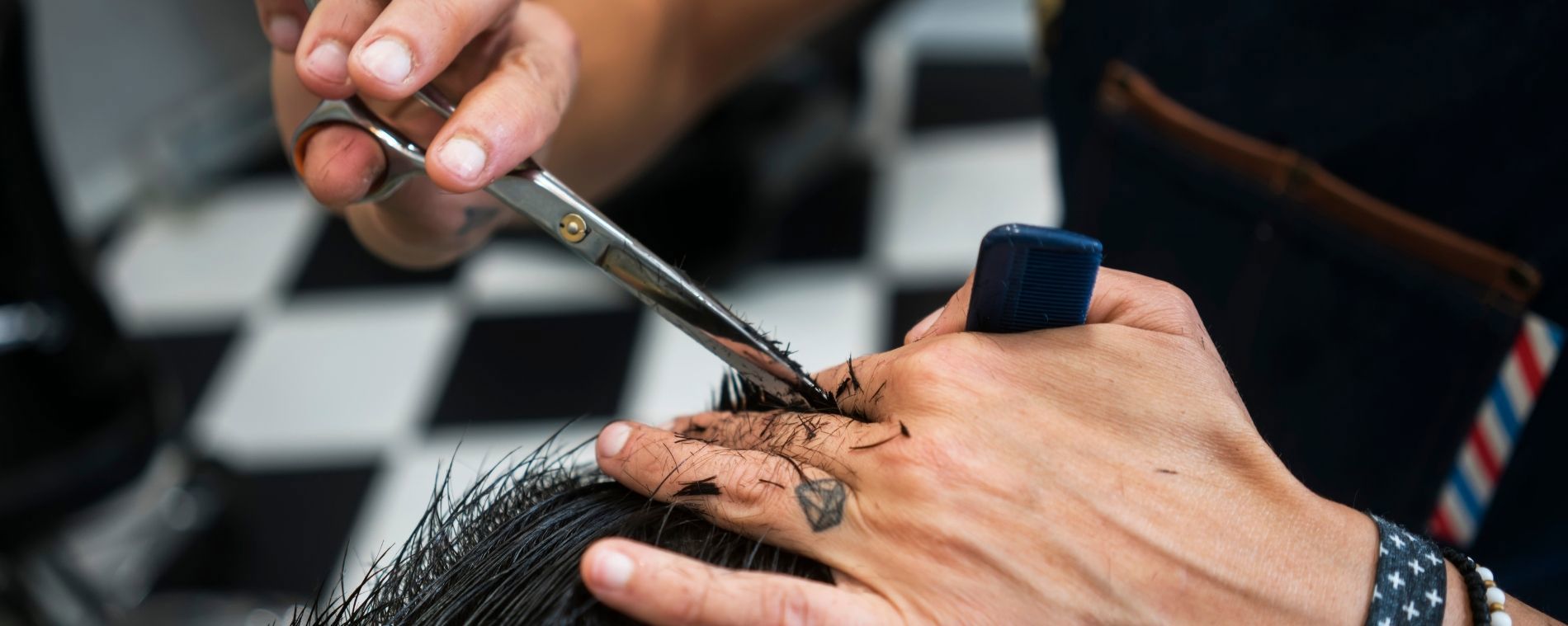 Foarfece profesionale pentru barber shop - Control, precizie si confort