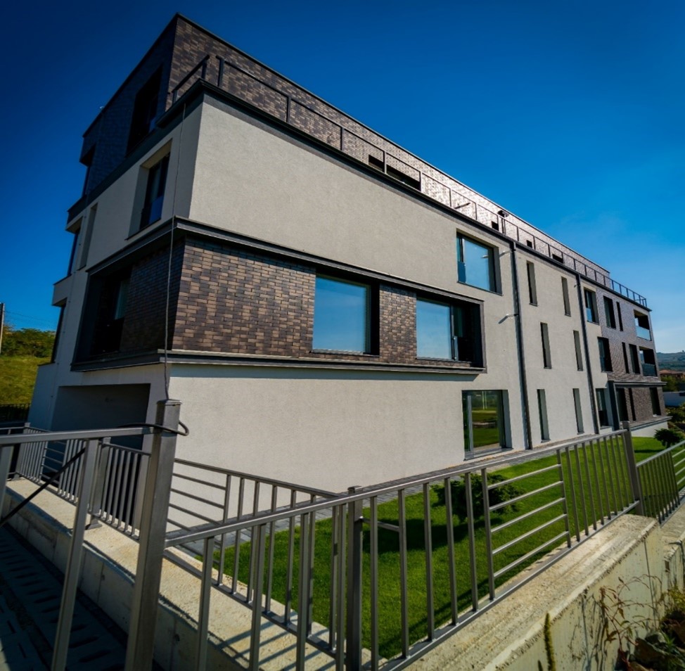 Apartment building and exterior works S+P+3E 